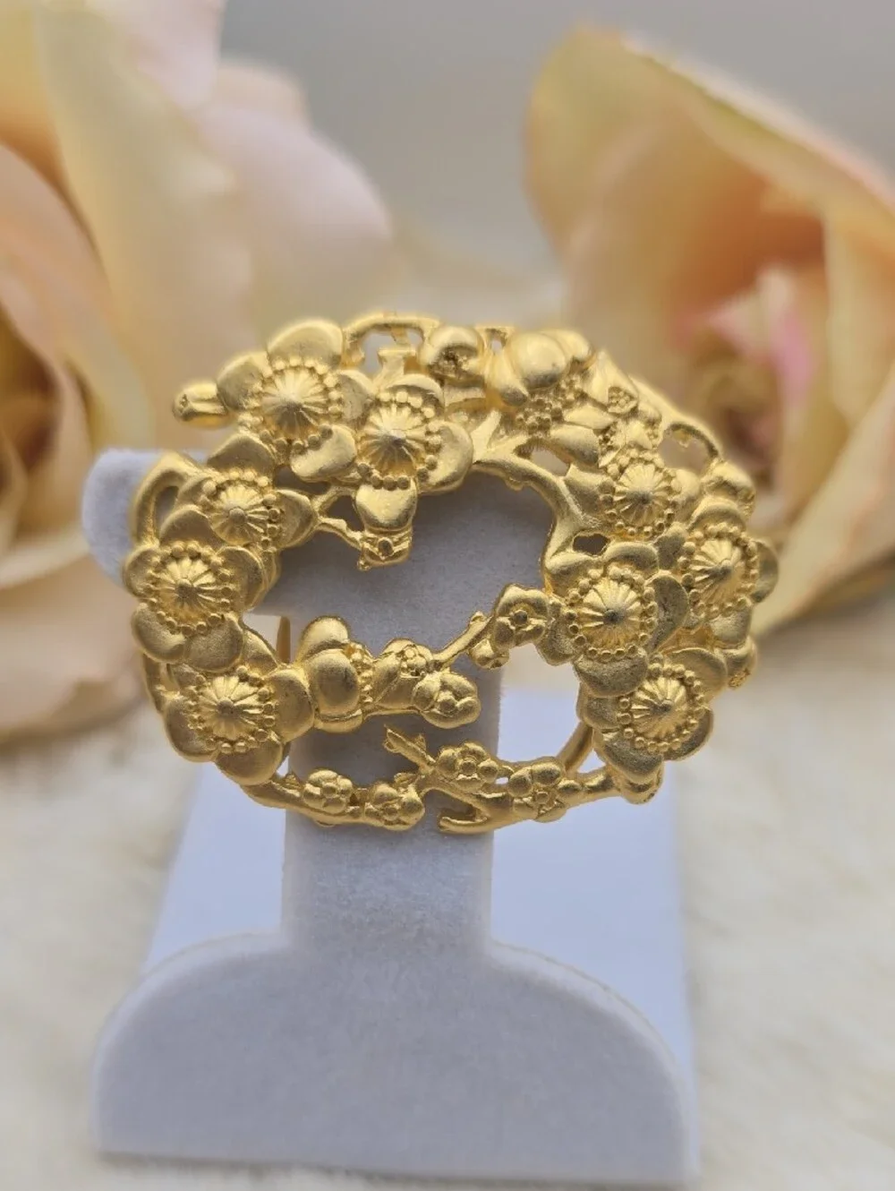 Mary McFadden, Signed. FLoral/Scalloped Gold-Tone Scarf Clip